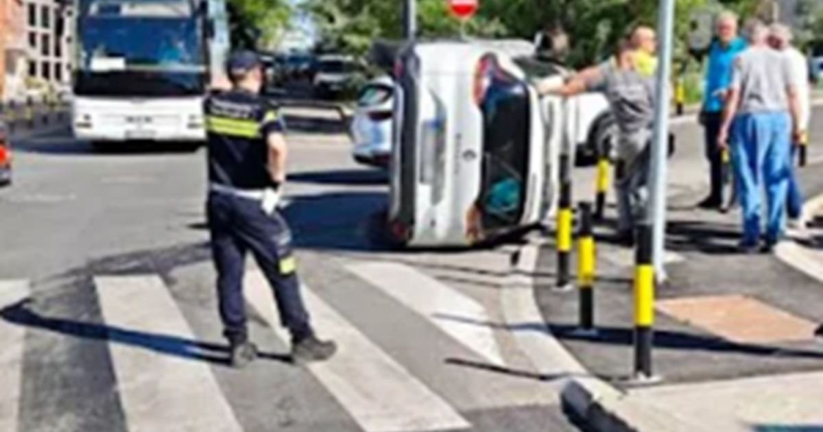 Udes kod Autokomande: Sudarili se "audi" i "reno", jedan prevrnut na bok