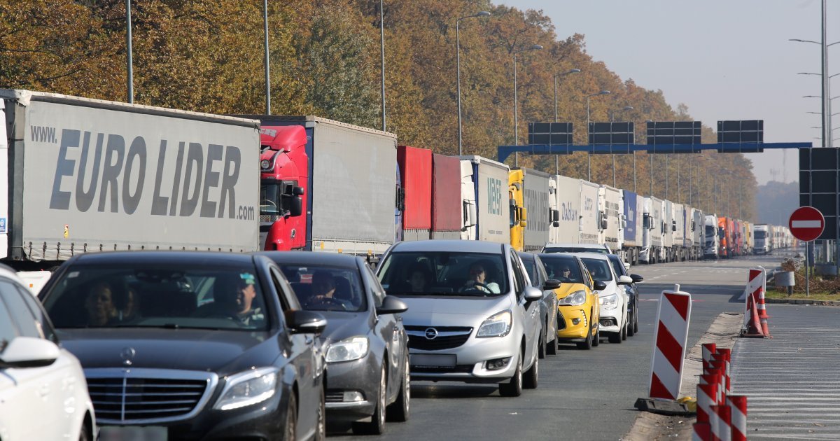 Na graničnom prelazu Šid teretna vozila čekaju četiri sata na izlaz, na Batrovcima dva