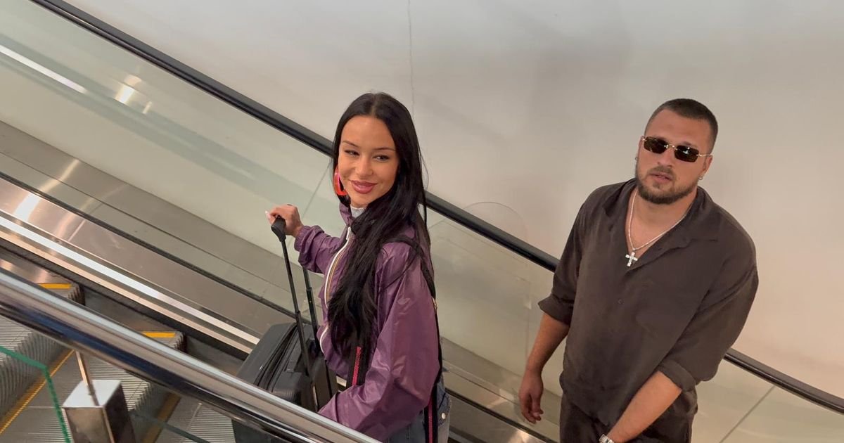 Elena Kitić bez šminke, snimljena sa dečkom - sama nosi kofer: Farmerke se spustile, pokazala tajnu tetovažu