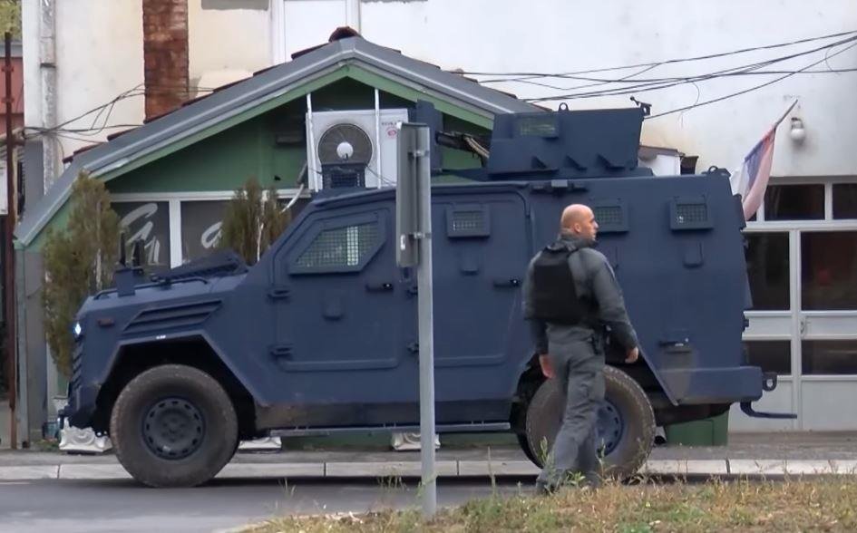 KURTIJEVA POLICIJA PONOVO HAPSI SRBE: U Zubinom Potoku priveden, pa pušten sedamnaestogodišnjak zbog natpisa na majici