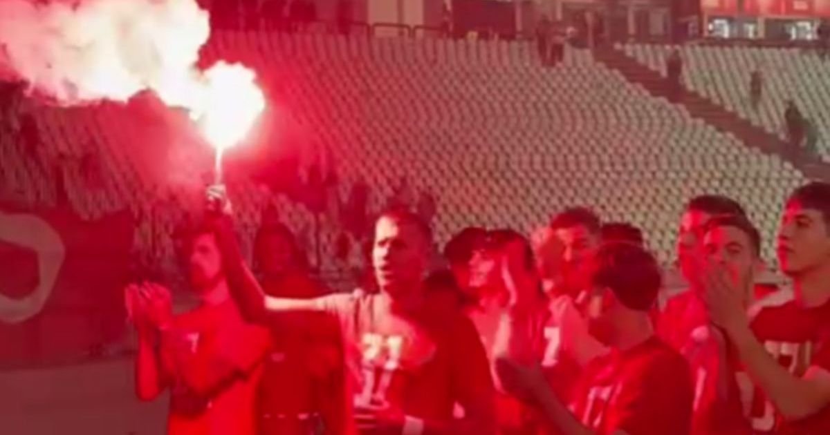 Fudbaler Zvezde nije igrao derbi, ali je burno slavio ispred severa: Zapalio baklju pred Delijama, pa zapevao!