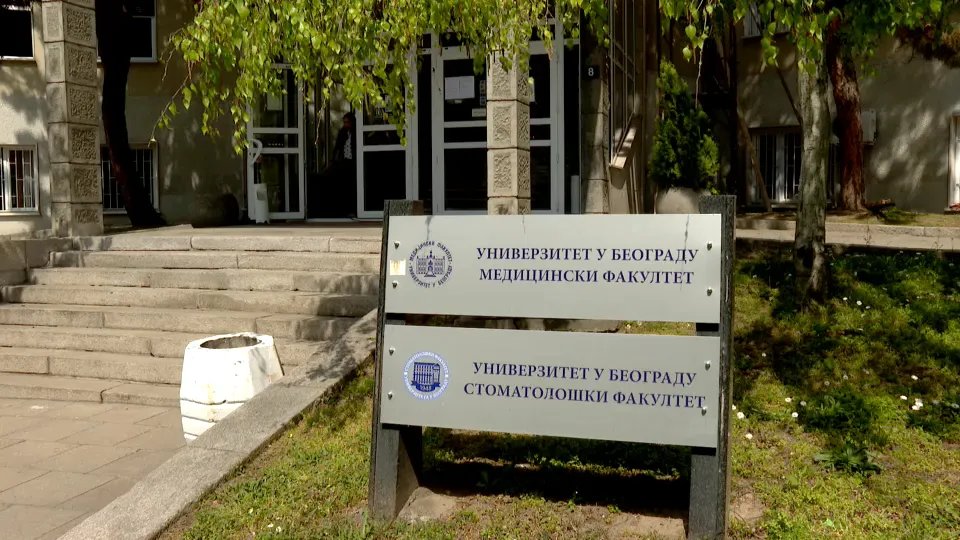 Na zgradi Silosa pocepan baner i oblepljene nalepnice protiv studenata Medicinskog fakulteta