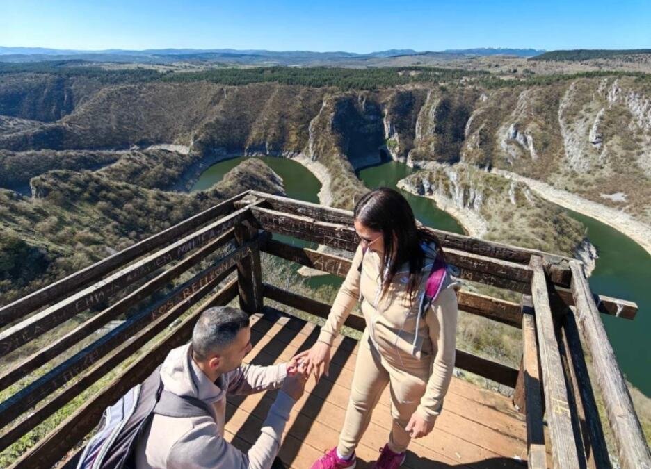 PROSIDBA NA JEDNOM OD NAJLEPŠIH MESTA U SRBIJI! Mladić kleknuo pred turistima, apaluz odjekivao na sve strane: Scena koja se pamti! (FOTO)