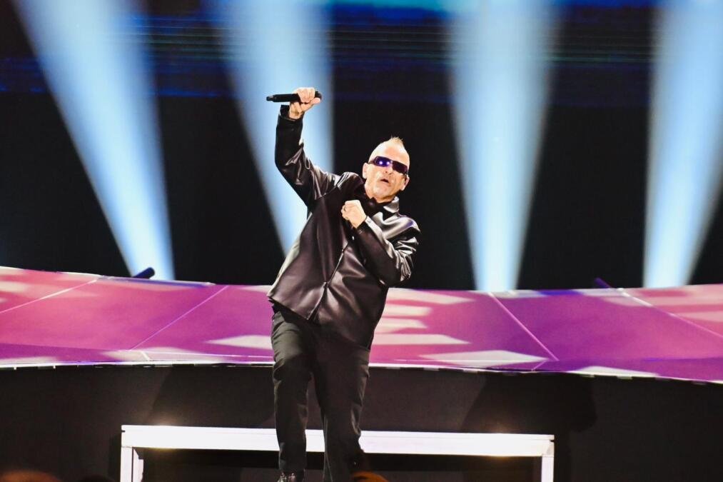 "Dobro veče Beograde, kako ste?" Eros Ramacoti progovorio srpski na koncertu, pa usred erupcije oduševljenja bacio jaknu!