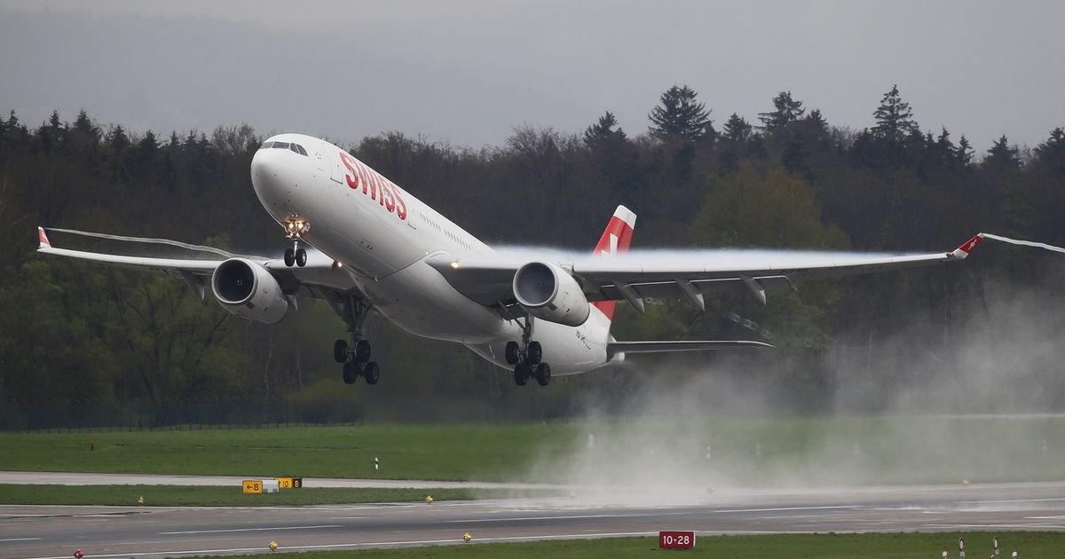 Hitno evakuisano 232 putnika na pisti: Otkazao motor na poletanju, avion naglo kočio, kuljao dim iz točkova