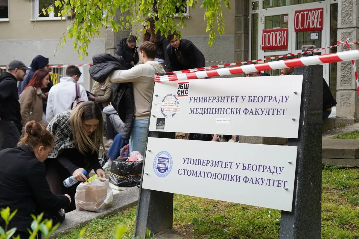 Pocepan baner na zgradi Silosa kod Medicinskog fakulteta u Beogradu, a protiv studenata oblepljene   nalepnice