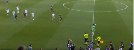 POTPUNI HAOS U ŠPANIJI: Golman dobio crveni karton, pa nokautirao rivala!