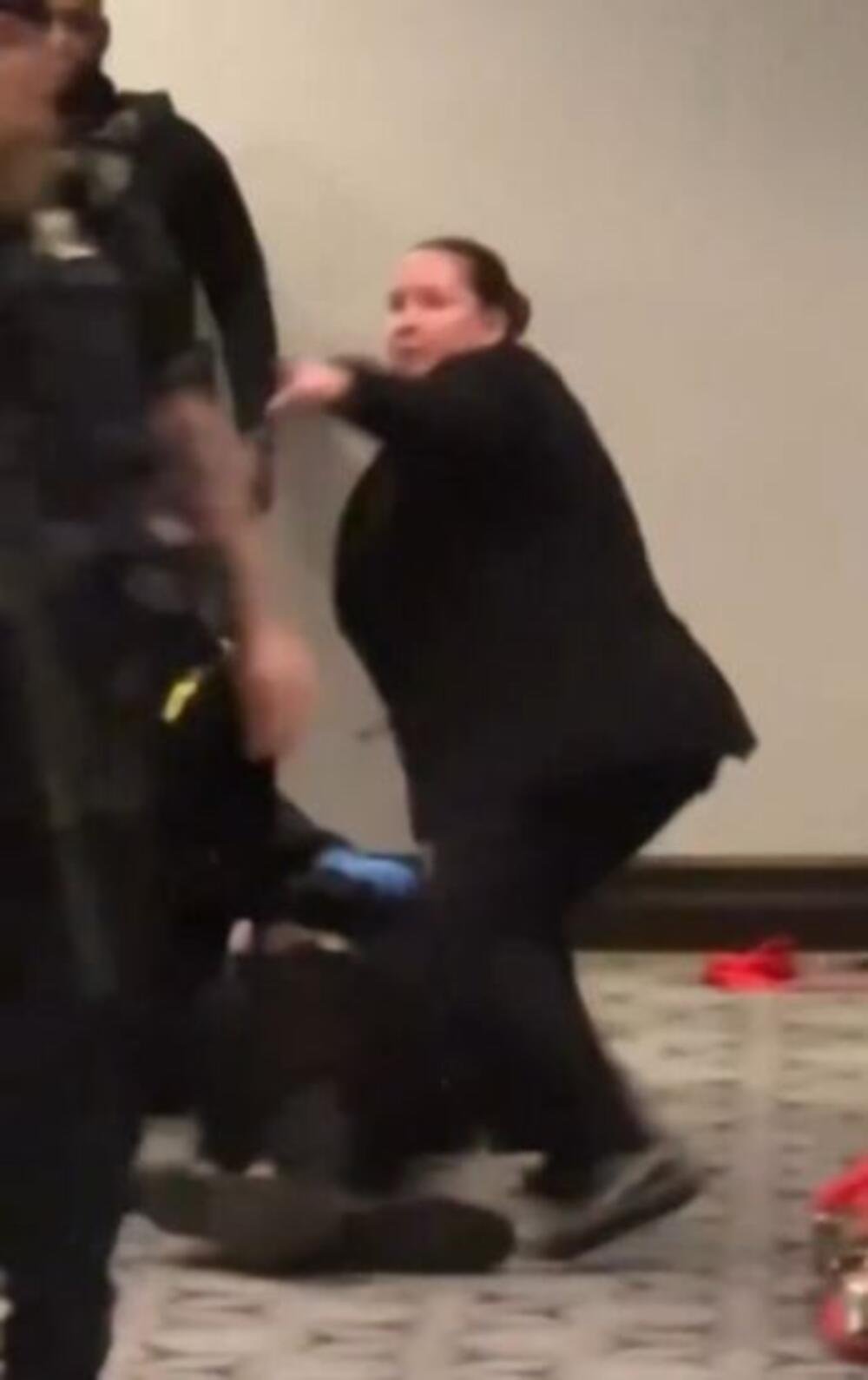 OVA ŽENA JE OBORILA PUCAČA U JEDNOM POTEZU! O Trampovoj čuvarki bruje mreže, ovako sprečila pokolj