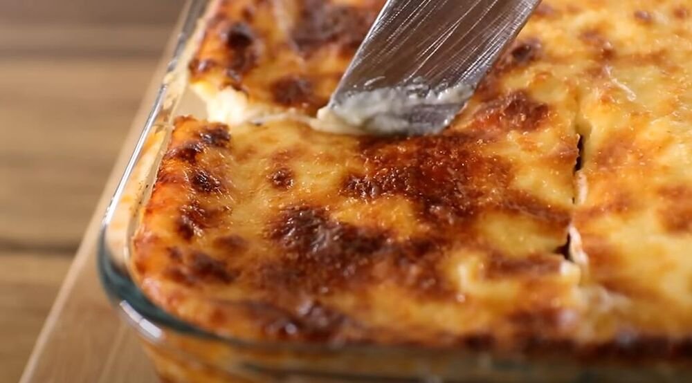 Naše bake su dodavale tajni sastojak u musaku! Nećete verovati koliko će postati sočna, trik zlata vredan