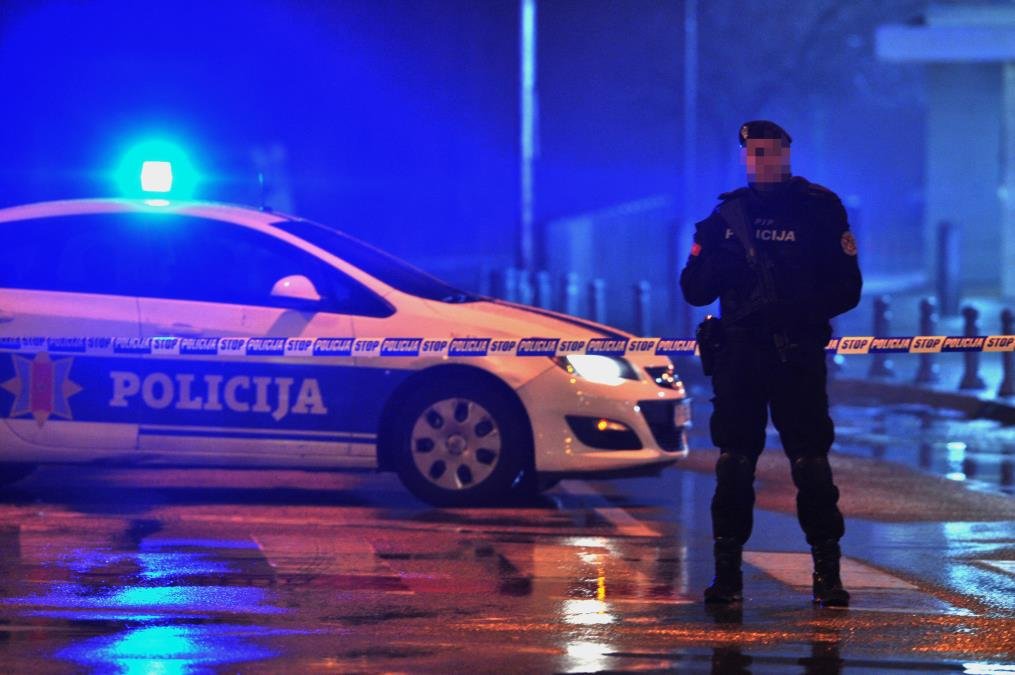 POKUŠAO DA PODMITI POLICAJCA I REŠI PROBLEM, PA UHAPŠEN: Lisice stavljene na ruke Podgoričaninu (31)