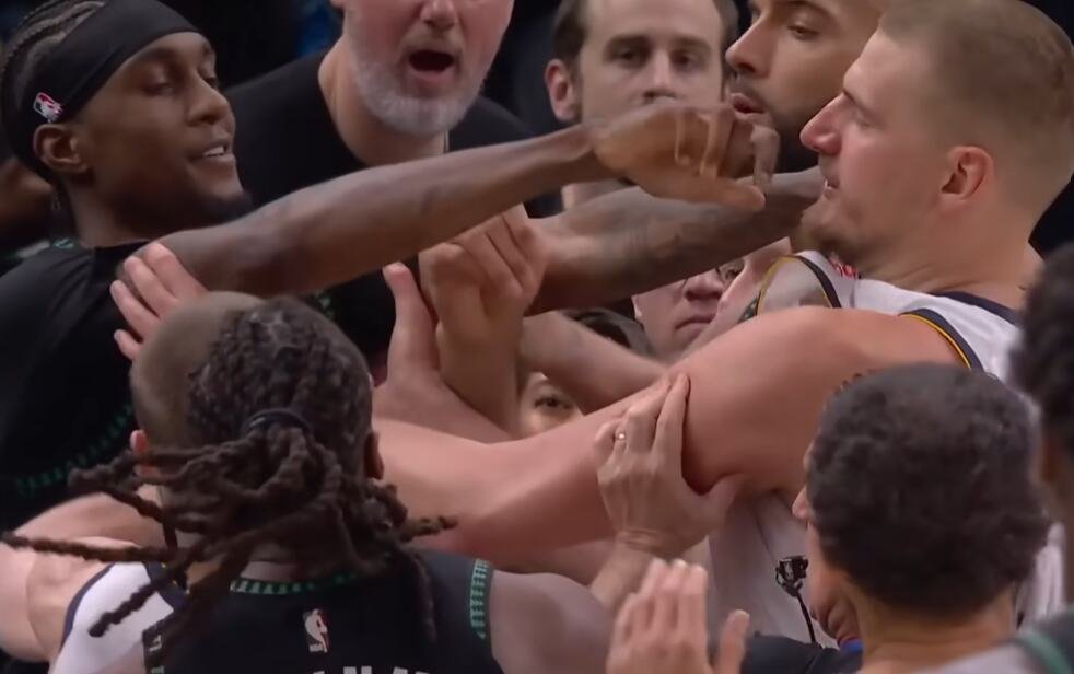 NBA KAZNILA NIKOLU JOKIĆA! Epilog incidenta: Srbin žestoko udaren po džepu zbog sukoba sa provokatorom!