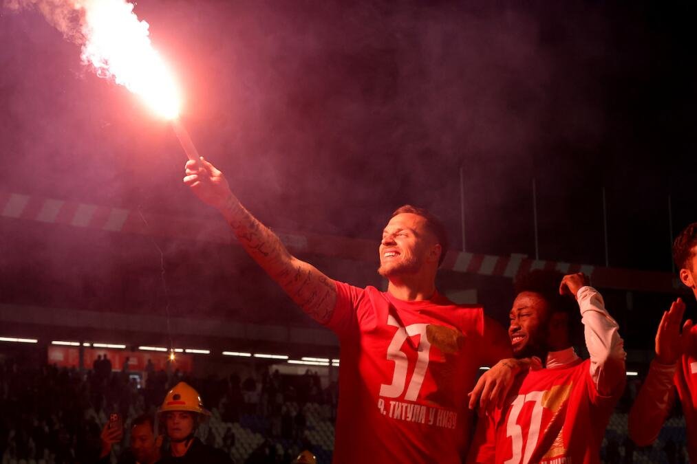 OVAKO SU FUDBALERI CRVENE ZVEZDE PROSLAVILI 37. TITULU ŠAMPIONA: Arnautović zapalio baklju, pa poveo slavlje (FOTO GALERIJA)