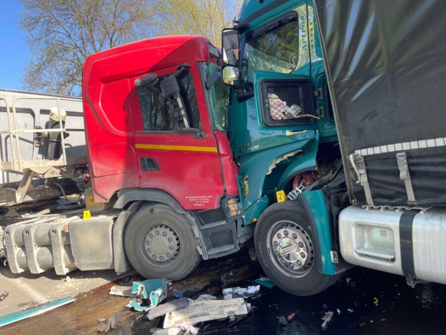 STRAVIČAN SUDAR DVA ŠLEPERA U BANJI KOD ARANĐELOVCA: Zabili se direktno jedan u drugog, saobraćaj u potpunom prekidu (FOTO)