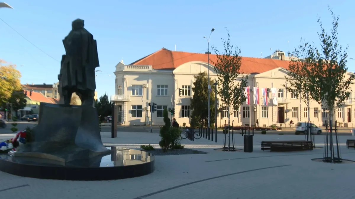 IN Medija: Grupa muškaraca u Inđiji presretala građane i otimala im stvari, čuvali zgradu od kačenja transparenta