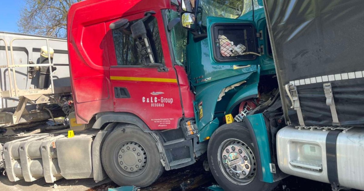 Velika nezgoda na Krčevačkom putu: Dva šlepera se sudarila, stanje vozača i dalje nepoznato