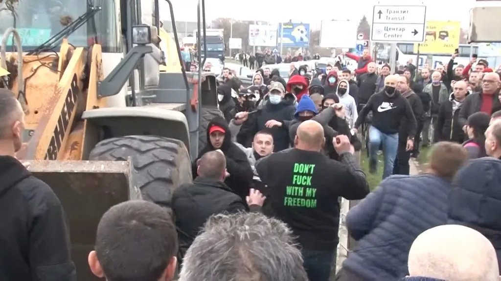 Grupa muškaraca u Inđiji presretala građane i otimala im stvari, čuvali zgradu od kačenja transparenta VIDEO