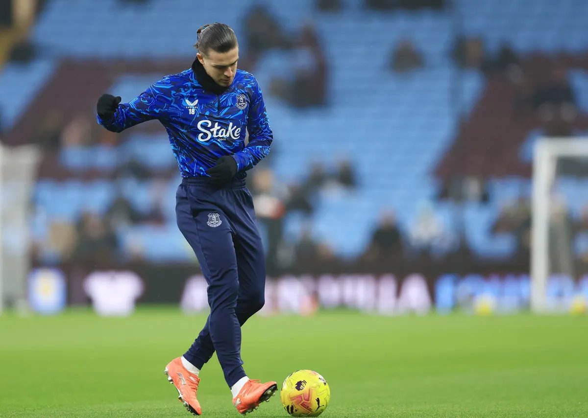 FOTO Sramne slike zvezde Premijer lige, snimljen kako pijan spava na krovu