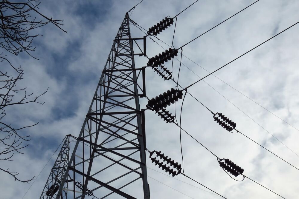 "UNIŠTAVA KRVNE SUDOVE, KOŽU, ŽIVCE..." Dečak se popeo na TRAFO STANICU I DOTAKAO ŽICU, sada mu se bore za život!