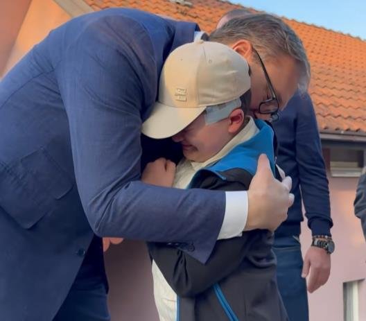 VUČIĆ ODRŽAO REČ, MALI ANDRIJA NA VEČITOM DERBIJU! "Znao sam da će predsednik da održi obećanje koje mi je dao kad je bio u mojoj kući, on je najbolji" (FOTO)