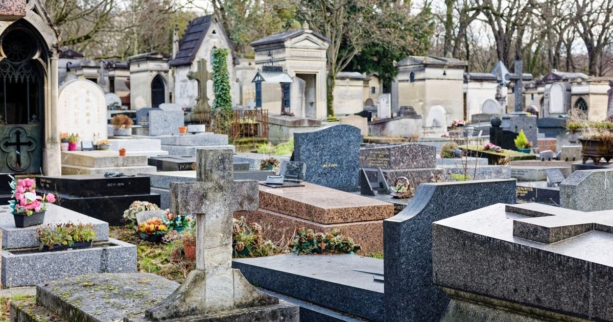 DRAMA U SELU BIJACOVCE Rođaci čuli "lupanje i glasove", pa su morali da pozovu policiju i OTKOPAJU GROB