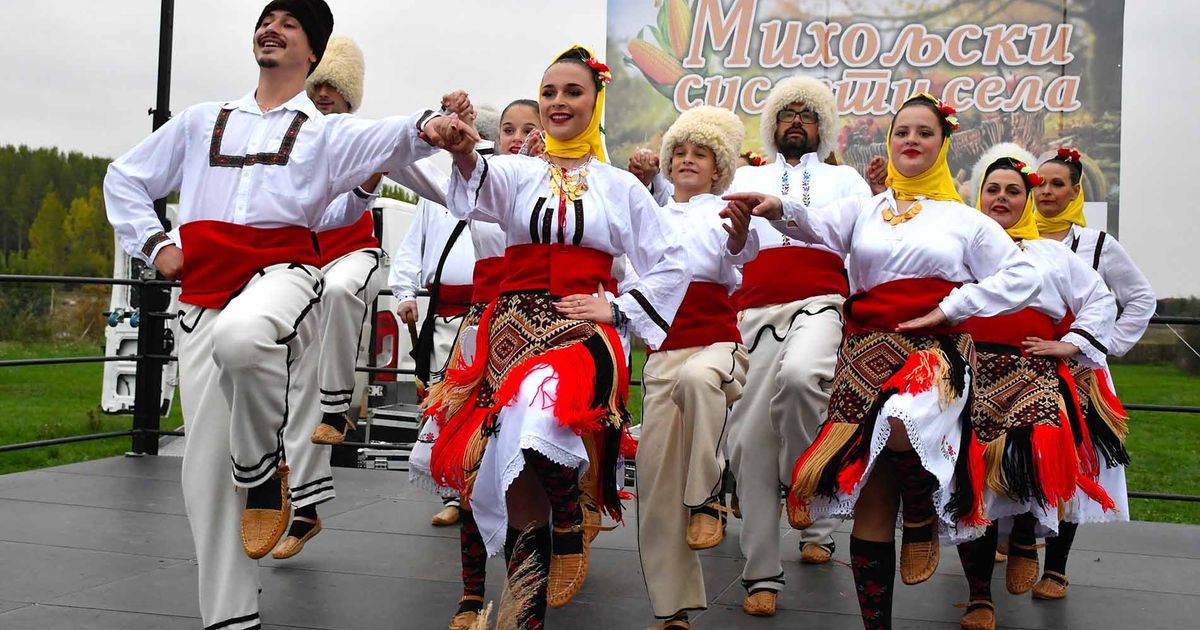 Za mlade bračne parove 50.000 dinara, a kad dobiju dete još 50, džabe i letovanje: Opština u Srbiji uvela mere