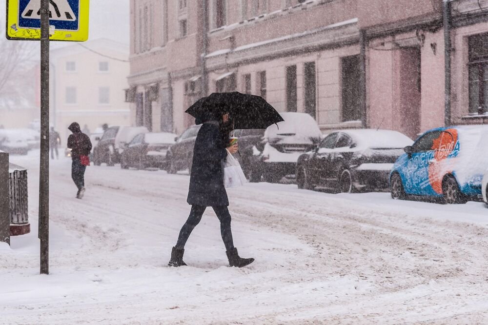 MOSKVA SE ZABELELA USRED PROLEĆA, OVO NIJE VIĐENO POLA VEKA! Zima se vratila na velila vrata, HAOS TEK STIŽE! VIDEO