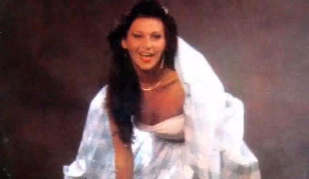 ZBOG CRNOKOSE LEPOTICE DRHTALI SU MNOGI, A NJENO SRCE VEĆ 4 DECENIJE PRIPADA SAMO JEDNOM MUŠKARCU: Nikada nećete pogoditi ko je pevačica sa slike (FOTO)