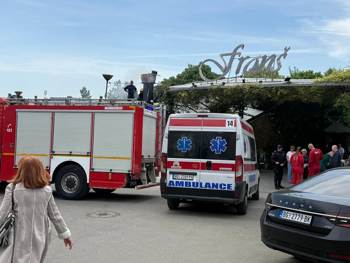 Prve fotografije požara u "Franšu": Goreo ventilacioni otvor, na licu mesta i Hitna pomoć FOTO