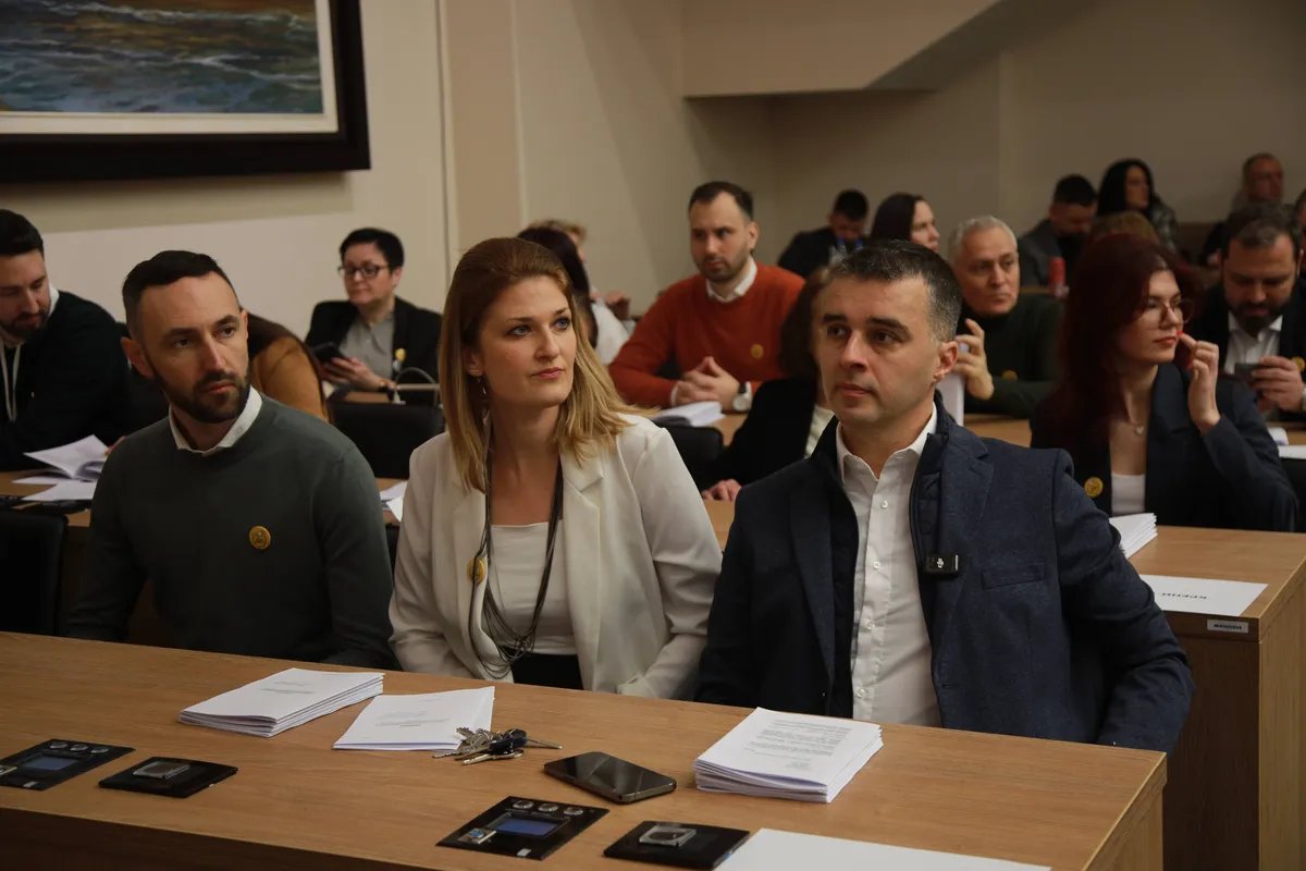 "Ko su ljudi sa crnim kapuljačama na ulazu u Skupštinu": Savo Manojlović traži odgovor  od Nikole Nikodijevića