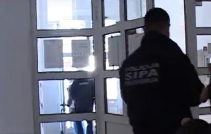 PRESTRES KANCELARIJA MINISTRA FBIH MIJATOVIĆA! SIPA i MUP Kantona Sarajevo sprovode akciju i u prostorijama Ministarstva za razvoj zbog sumnje na korupciju