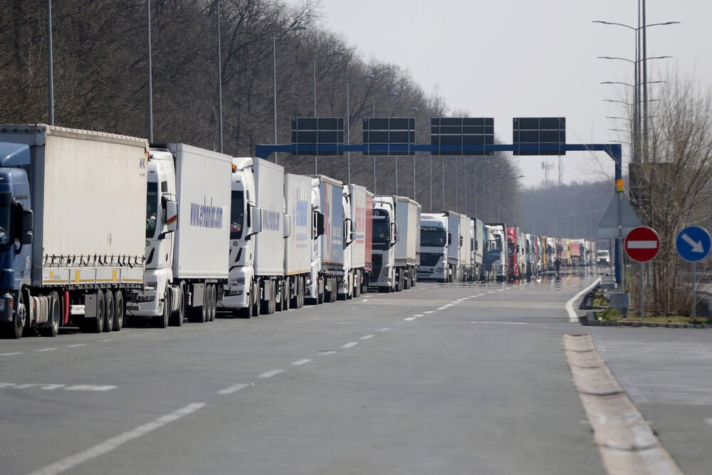 KAMIONI ČEKAJU SATIMA NA GRANICI! Oglasili se iz Puteva Srbije, opšti kolaps, sve stoji i po 4 sata