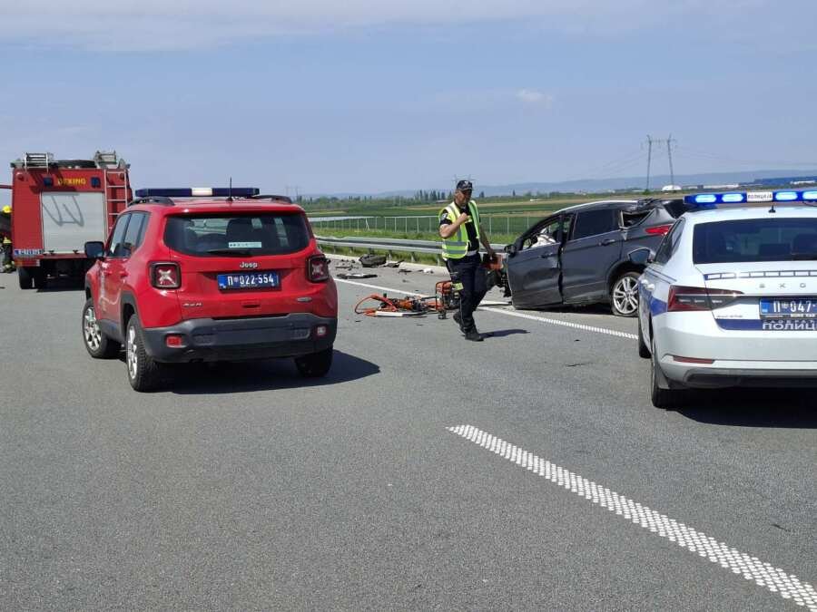 UŠAO U KONTRA SMER I ZAKUCAO SE U AUTO, TROJE POGINULO! Prve slike jezivog sudara kod Rume, auto prepolovljen! (foto, video)