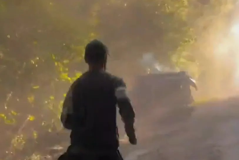 Ferstapen stariji se zakucao u drvo: Jeziv sudar, snimili komadiće automobila po putu VIDEO