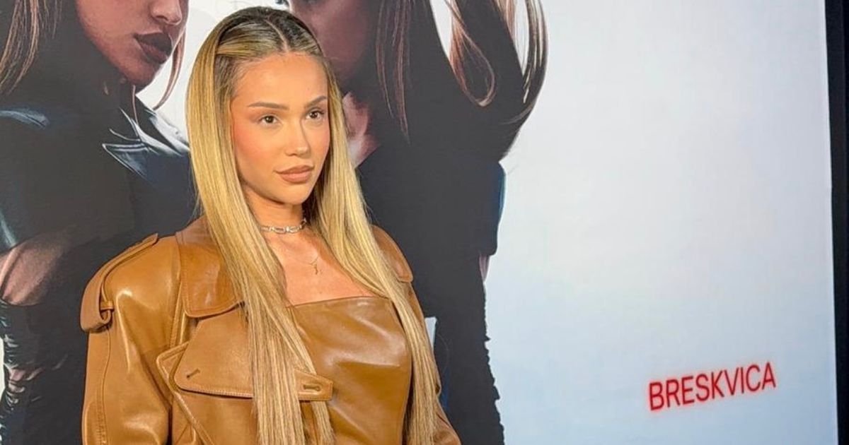 Breskvica kao milion dolara na promociji albuma! Na njoj YSL mantil do poda, vreli minić otkrio brutalne noge