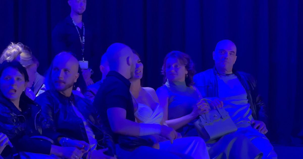 Otac i majka u prvom redu, a brat Mateja stigao sa novom devojkom: Anđelina porodica stigla na promociju