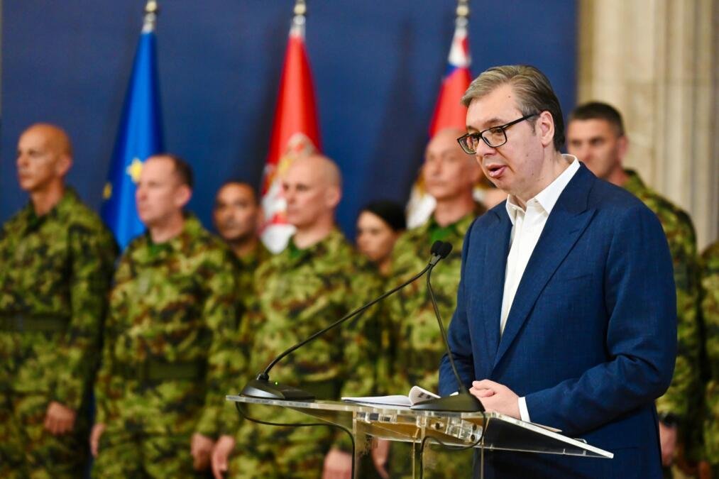 LJUDI ČESTITOG SRCA, VELIKO BLAGO DRŽAVE SRBIJE Vučić zahvalio našoj vojsci: Nijednog trenutka niste doveli u pitanje snagu naše zastave, čast imena naše zemlje