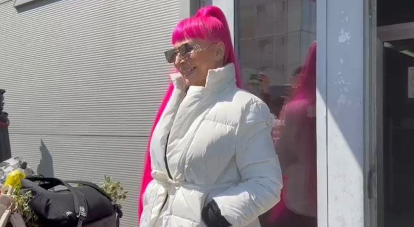 "SPEKTAKULARAN POVRATAK!“ Zorica Brunclik dočekana gromoglasnim aplauzom – žiri poleteo u zagrljaj! (VIDEO)