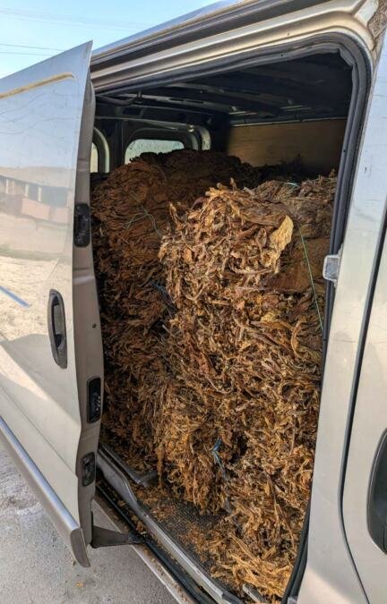 OŠTETIO BUDŽET DRŽAVE ZA VIŠE OD 4,4 MILIONA! Uhapšen švercer kod Rume: Policija mu u kombiju pronašla 540 KILOGRAMA ovoga! (FOTO)