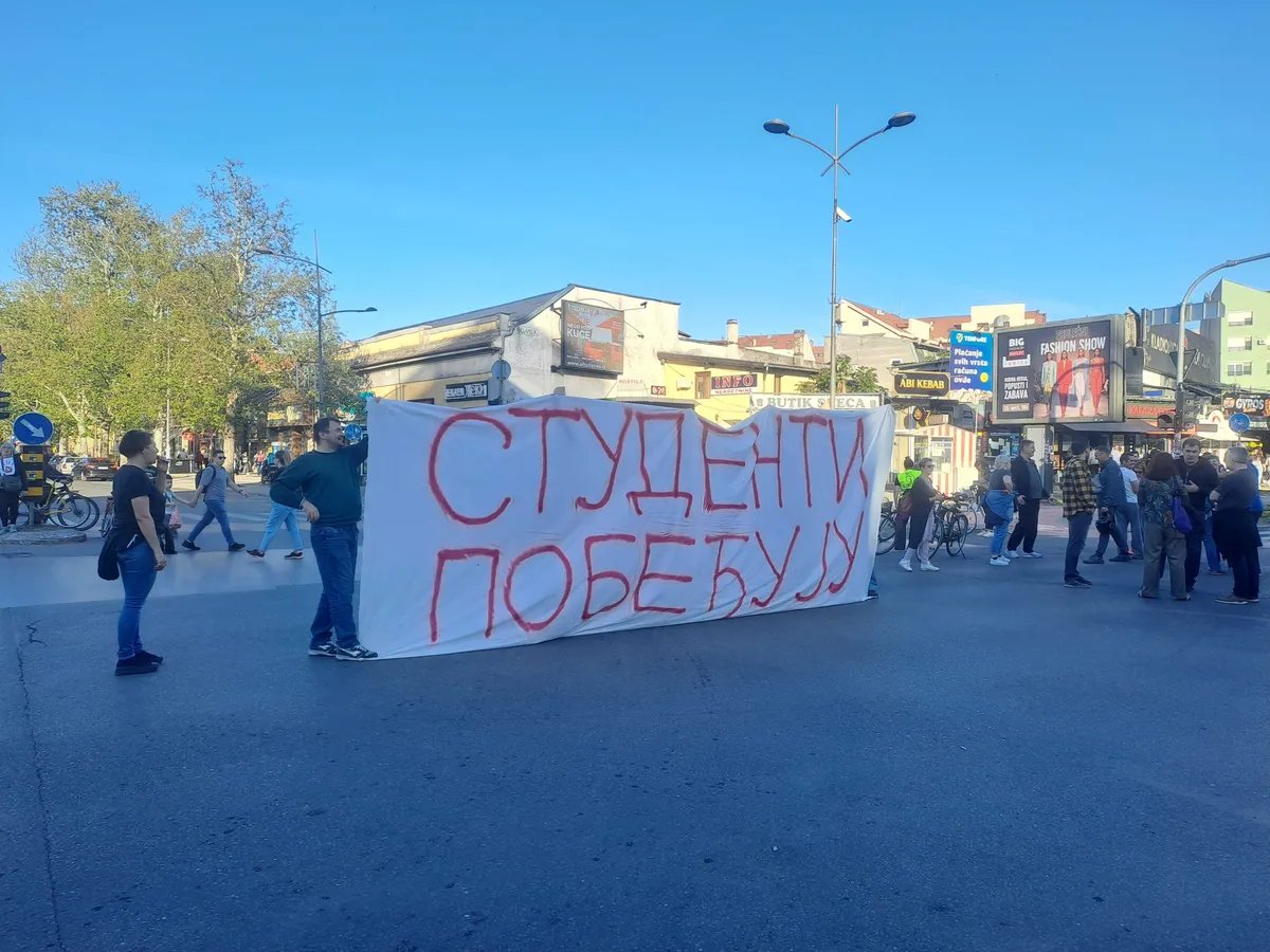 Novosadski zborovi blokirali raskrsnicu kod Novosadskog sajma zbog pritvaranja aktivista