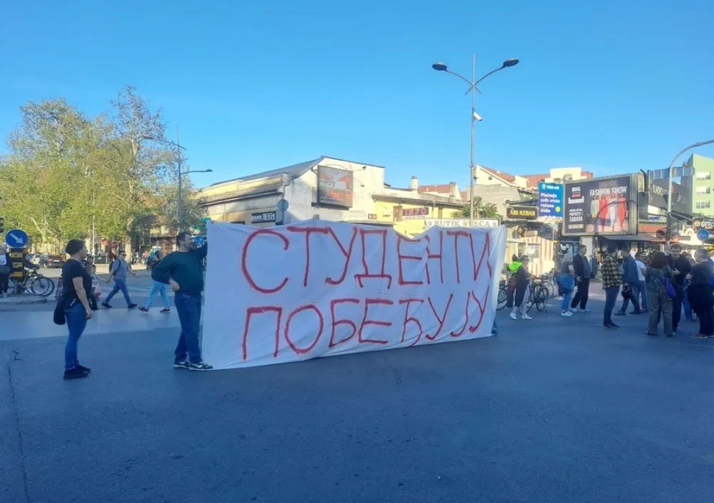 Novosadski zborovi i danas blokiraju raskrsnicu kod sajma, zbog pritvaranja aktivista