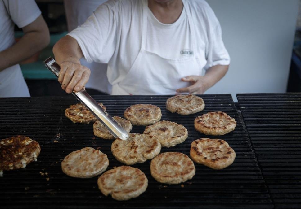 Tajna roštilj majstora je samo u jednom sastojku: Zbog toga im ni ćevapi ni pljeskavice nikad nisu žilavi