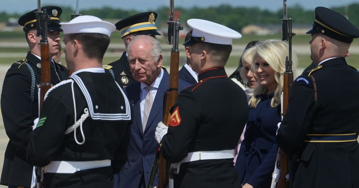 Britanski kralj i kraljica sleteli u bazu Endruz: Crveni tepih na početku četvorodnevne posete SAD