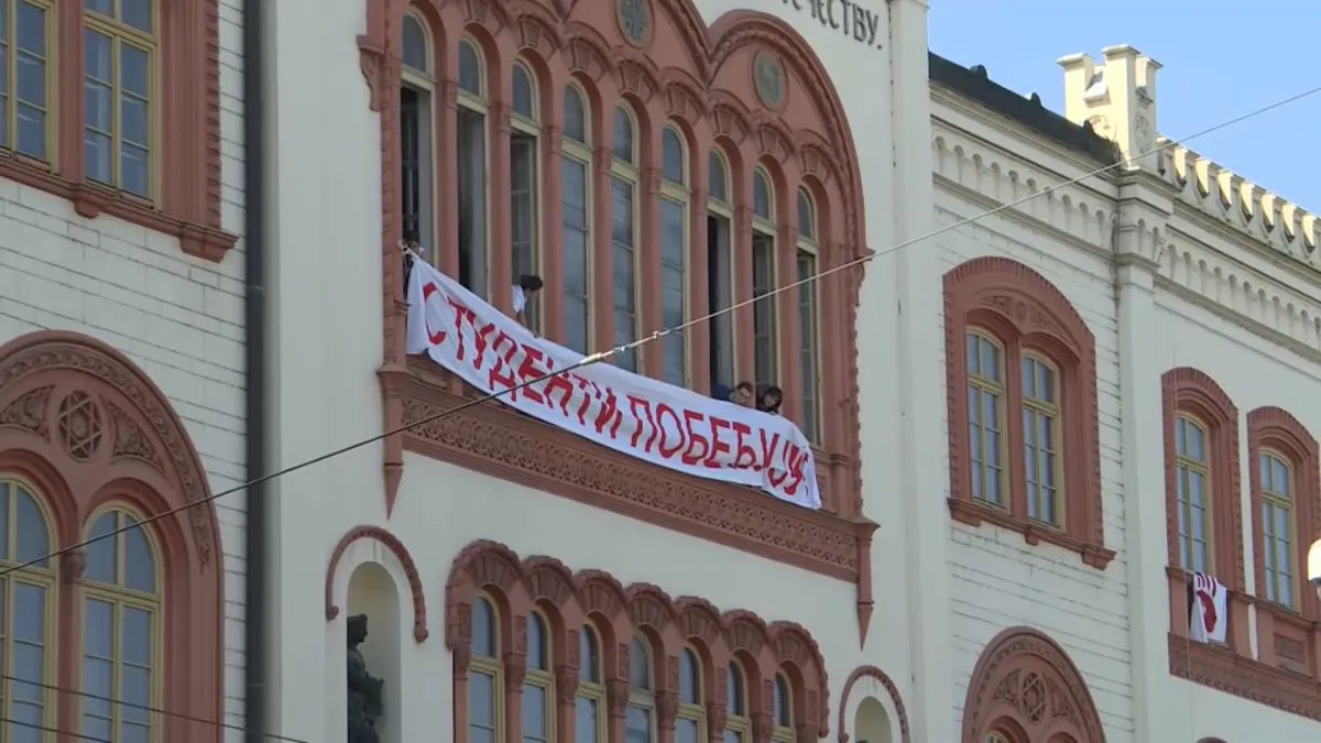 "Rat" nalepnicama studenata i SNS - da li to znači da su izbori blizu