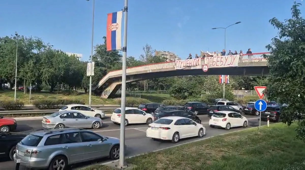 VIDEO Transparent "Studenti pobeđuju" se viori iznad auto-puta na Novom Beogradu, vozači ga  pozdravljaju sirenama