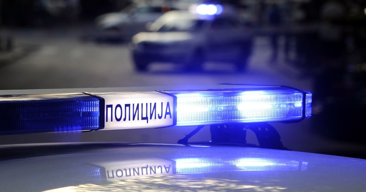 Taksi vozilo oborilo semafor u Novom Sadu: Vozač pobegao, traži ga policija