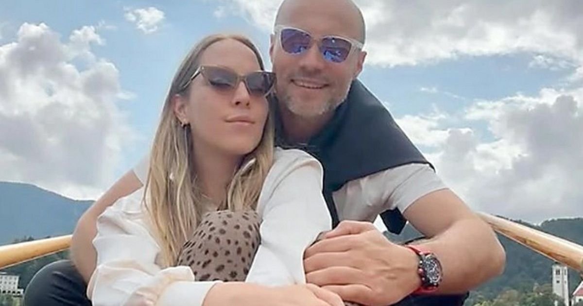 Nikad ponosniji! Sofra i njegova supruga po prvi put u šetnji sa ćerkicom: Blistaju od sreće "Porodica"