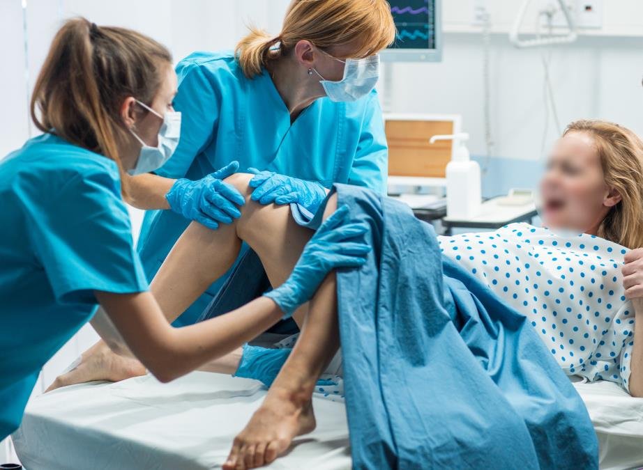 Zašto žene rađaju ležeći kad je uspravno lakše: Mit star 300 godina razbijen – umešani francuski lekar i kralj Luj XIV!