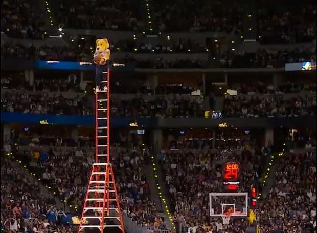 NBA frapirana onim što je uradila maskota Denvera: Ovo nikada pre niste videli, pogodio sa 10 metara visine