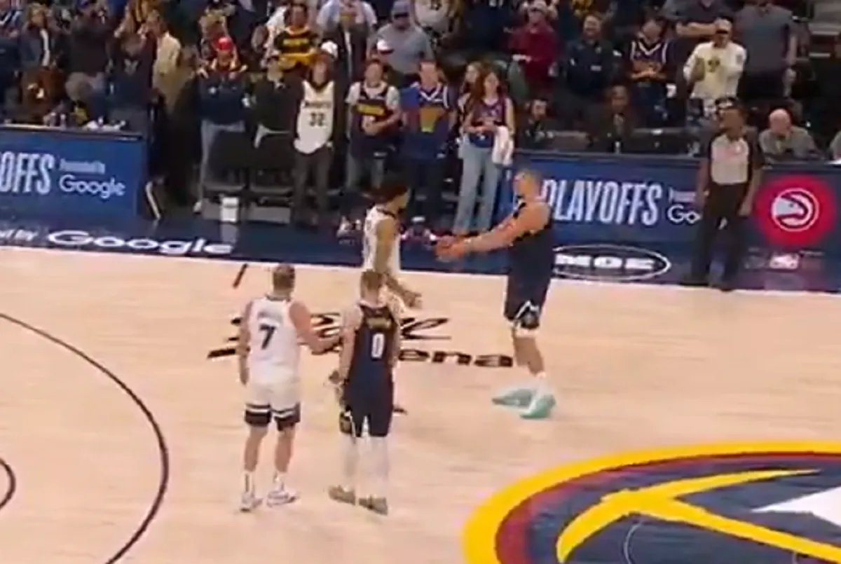 VIDEO Jokić prevario sve: Pretvarao se da predaje loptu, a onda izveo neviđeni potez i razvukao ogroman osmeh