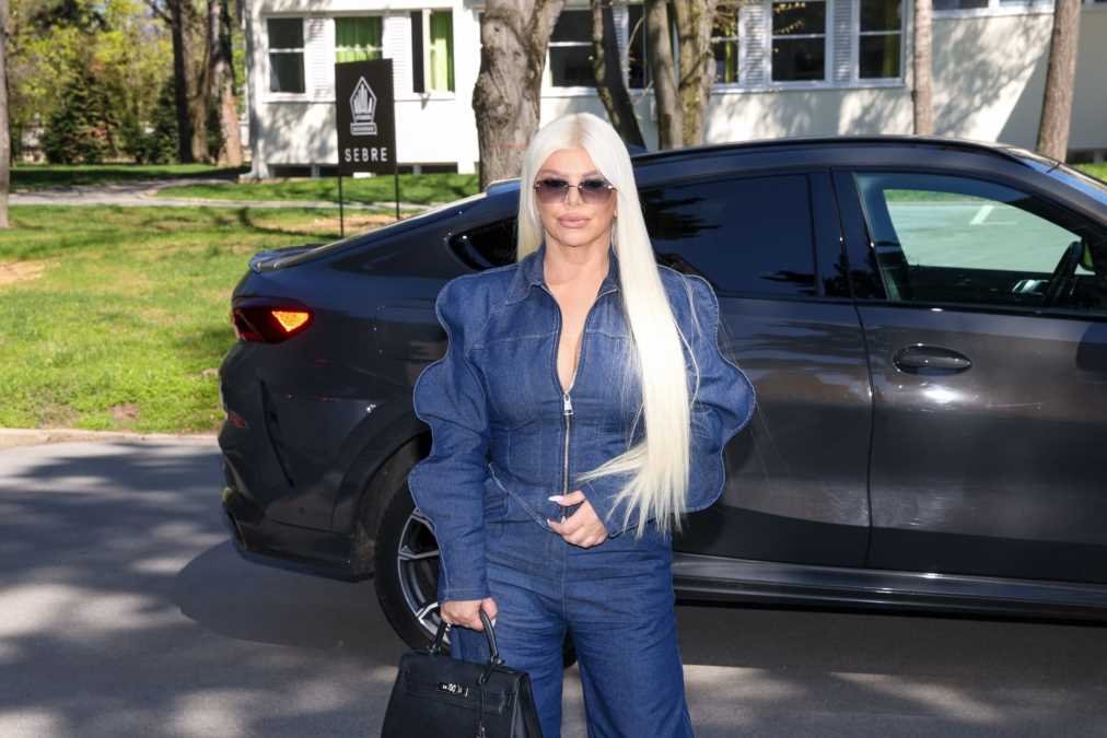 DARA BUBARA PROVOKATIVNIM SELFIJEM OBARA MREŽE! Pevačica sa otkopčanim farmerkama i bujnim poprsjem ispred ogledala, pokazala nestvaran struk (FOTO)